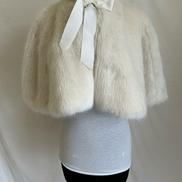 Faux fur bridal cape (ivory whisper) by Helen Moore - Picture 6 of 8
